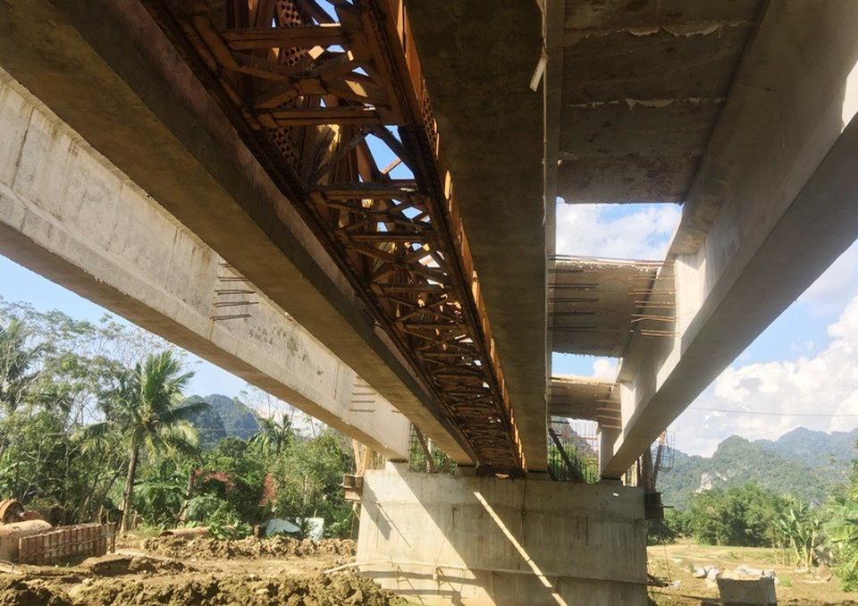 Cầu bê tông cốt thép đi xã Cẩm Lương, huyện Cẩm Thủy.