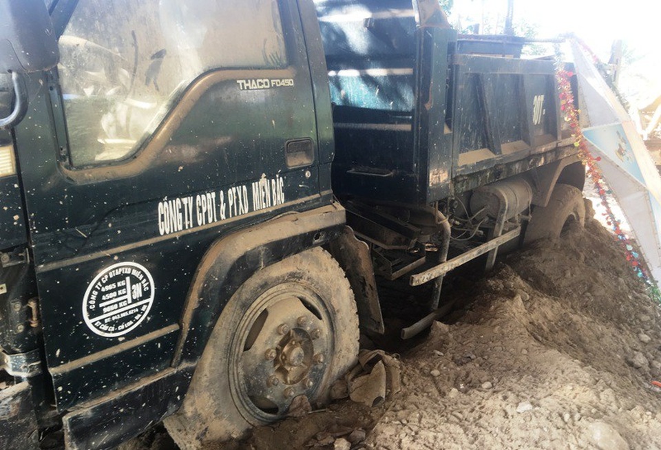 Xe ô tô ngập trong bùn đất.