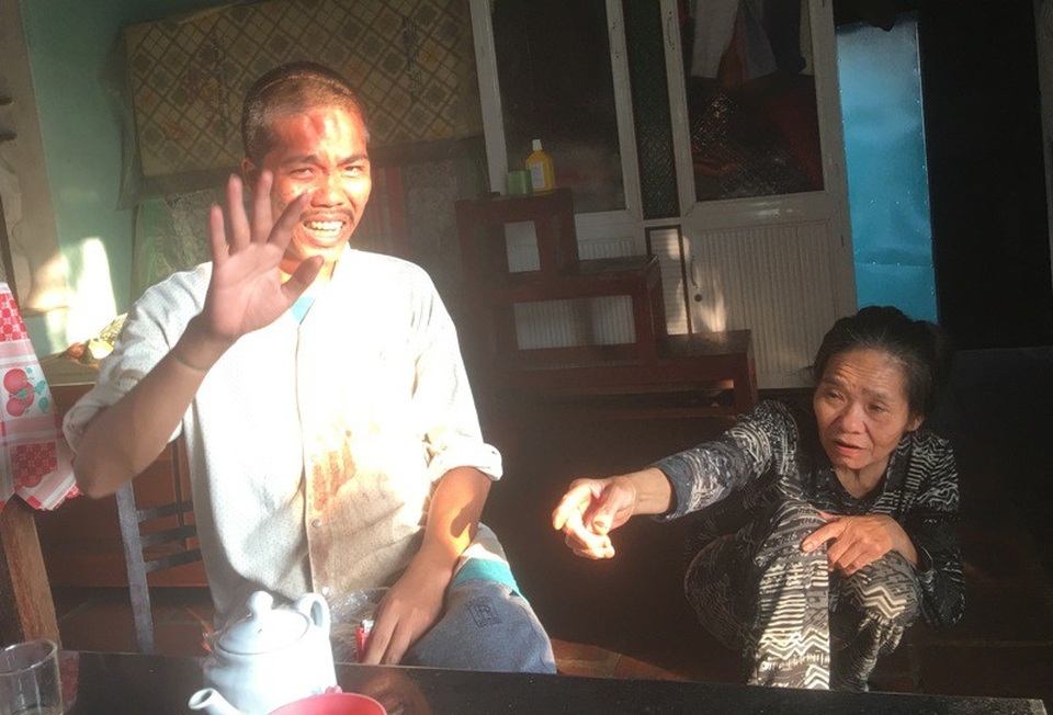 Quà nhân ái tiếp tục đến với gia đình ông Đỗ Văn Cường - 1
Từ một thanh niên khỏe mạnh, Quý trở nên ngây ngô, không nhận biết được sự vật xung quanh; còn bà Thắng cũng trở nên tâm thần sau khi con trai gặp nạn.