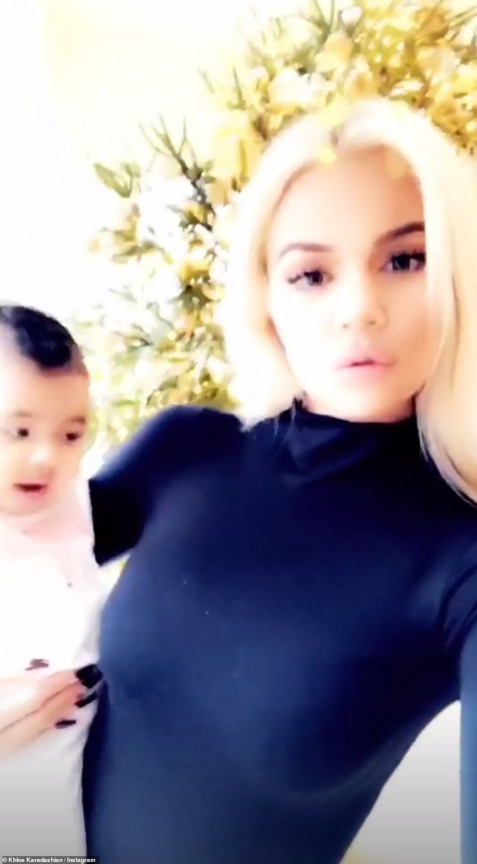 
Khloe Kardashian cũng đã đặt cây thông trong nhà
