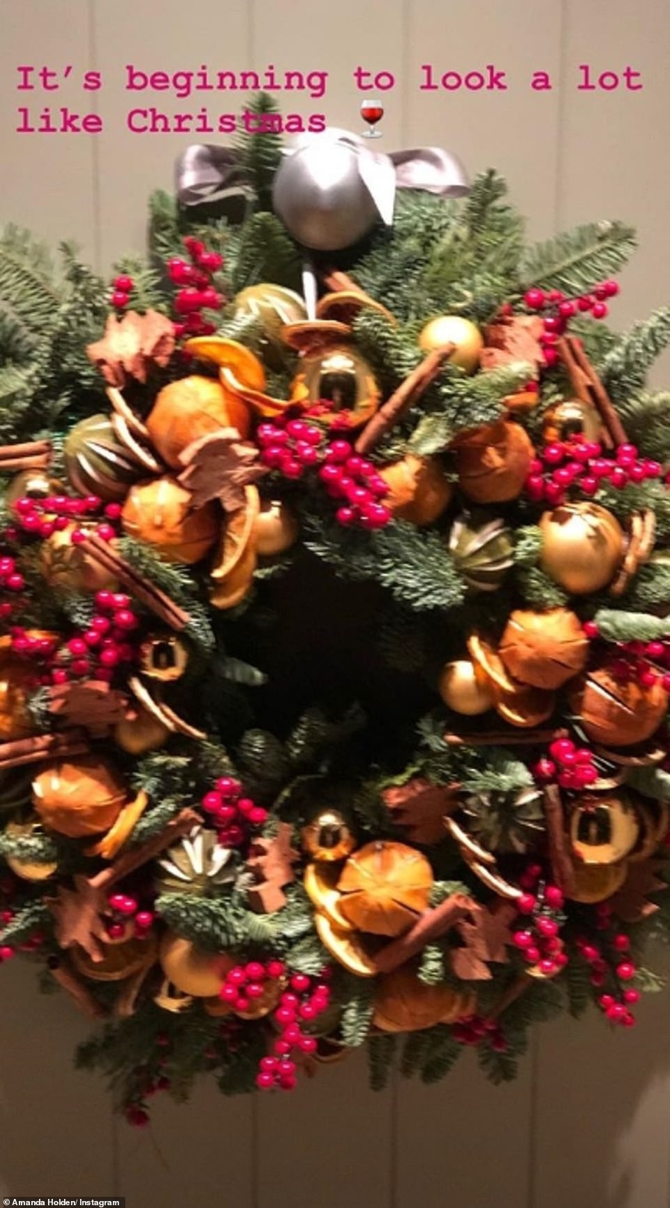 
Amanda Holden khoe vòng hoa dễ thương ở cửa
