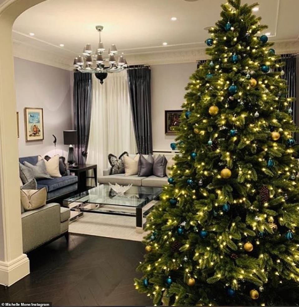 
Michelle Mone khoe cây thông trang nhã
