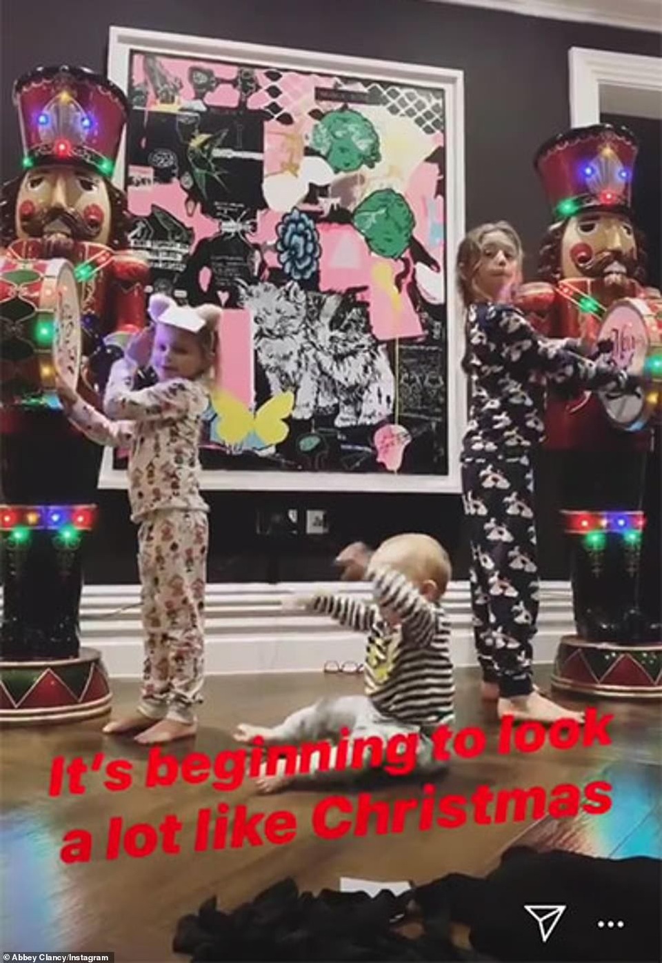 
Abbey Clancy khoe ngôi nhà tràn ngập không khí Giáng sinh
