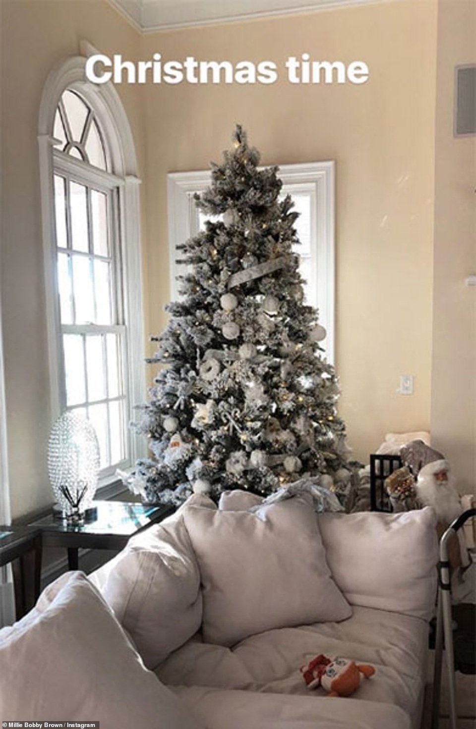 
Millie Bobby Brown chọn cây thông trang trí cùng tông màu với bàn ghế
