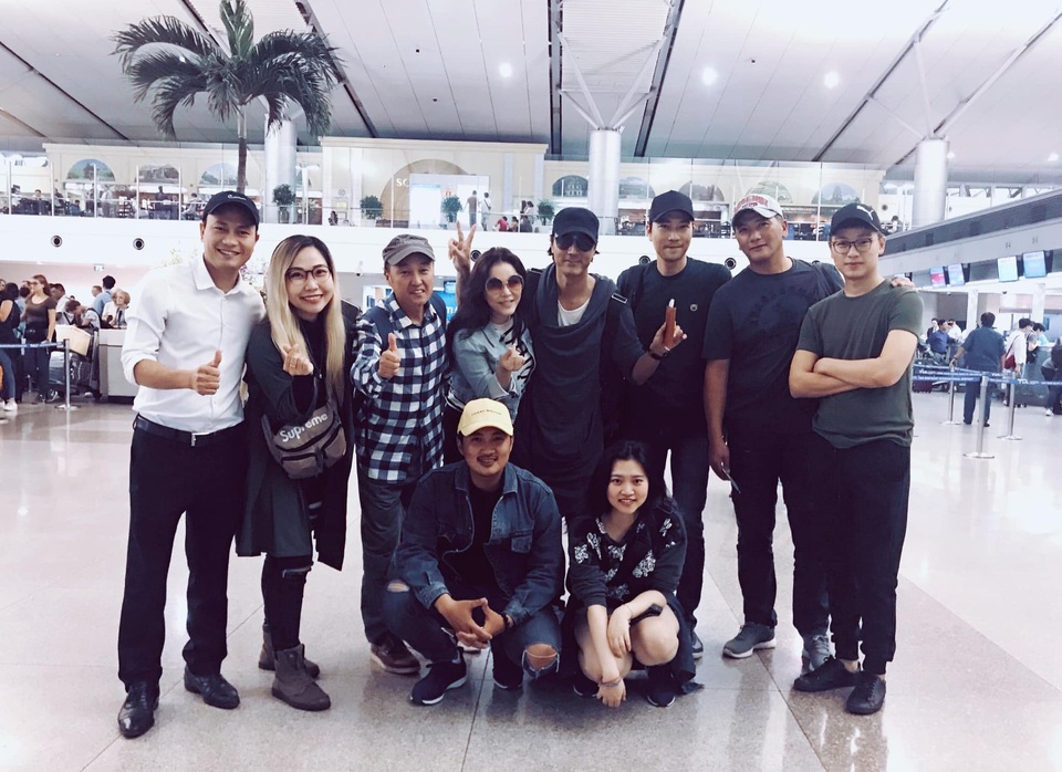 Phim có tài tử xứ Hàn Han Jae Suk đóng phải tạm dừng vì vỡ nợ? - 2 Lý Nhã Kỳ cùng một số cộng sự tiễn ê-kíp Hàn Quốc về nước sau khi bộ phim phải ngừng quay. Ảnh: FBNV.