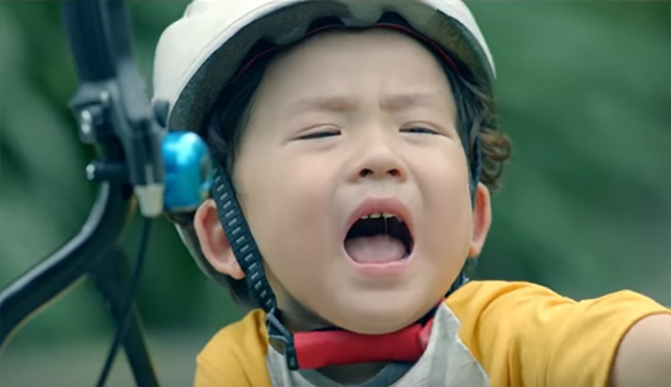 Dư luận phản ứng trái chiều về cách dạy con của Phạm Quỳnh Anh - 2 Người mẹ đã không nâng con dậy khi con ngã xe, để mặc con khóc gào, sau đó tự đứng dậy, mẹ mỉm cười nhưng nước mắt lưng tròng, mở rộng vòng tay của mình lại để cho con cơ hội học cách tự đứng lên.