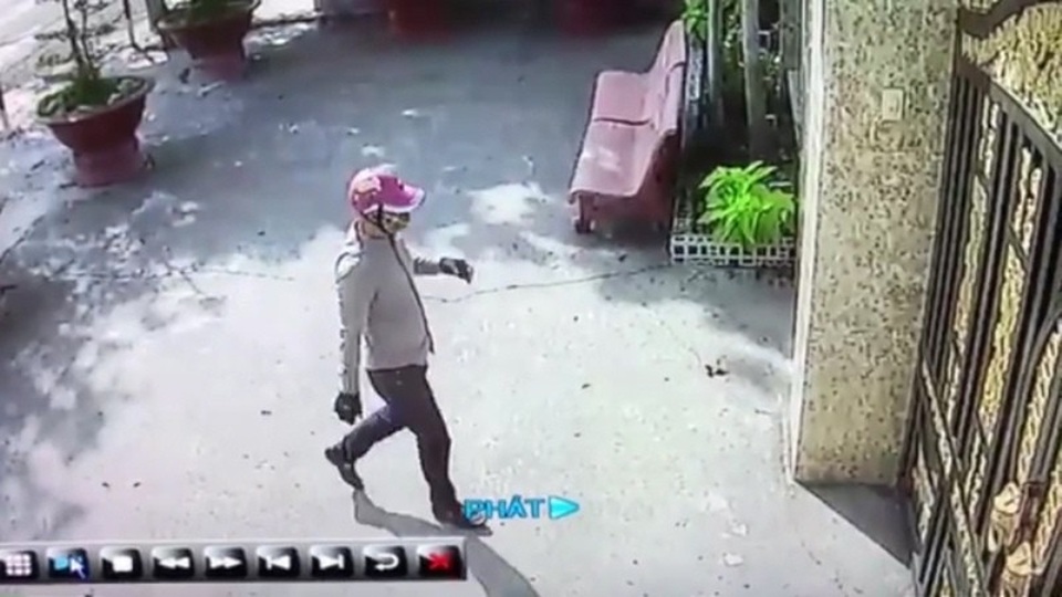 Vụ người dân báo mất 8 tỷ đồng:Trộm “ngó lơ” nhiều tài sản có giá trị khác - 3 Hình ảnh trộm đến cổng nhà bà H.