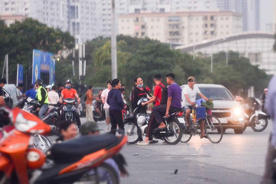 Vé chợ đen lên “cơn sốt” trước trận bán kết AFF Cup 2018 tại Mỹ Đình - 1 Cảnh mua bán vé nhộn nhịp trước cổng SVD Mỹ Đình.