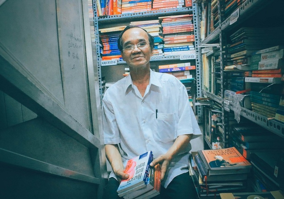 Ông chủ tiệm sách nhỏ khiến vị đại gia Sài Gòn "thức tỉnh" - 2 Từ ngày mở tiệm sách, ông Cần có cơ hội gặp gỡ, tiếp xúc với nhiều người.