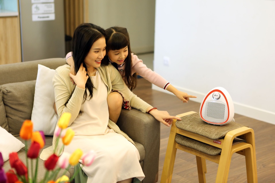 Ra mắt model máy sưởi FUJIE CH-202 - Đẹp, độc đáo, công nghệ chuẩn Nhật - 1 Với phương châm mong muốn đem tới cuộc sống tiện ích nhất cho mọi khách hàng, công ty CP Thời đại mới đã tung ra thị trường dòng sản phẩm Chào đông 2018 - máy sưởi gốm ceramic mini Fujie CH-202, đáp ứng đủ ba tiêu chí: an toàn – nhỏ gọn – tiết kiệm.