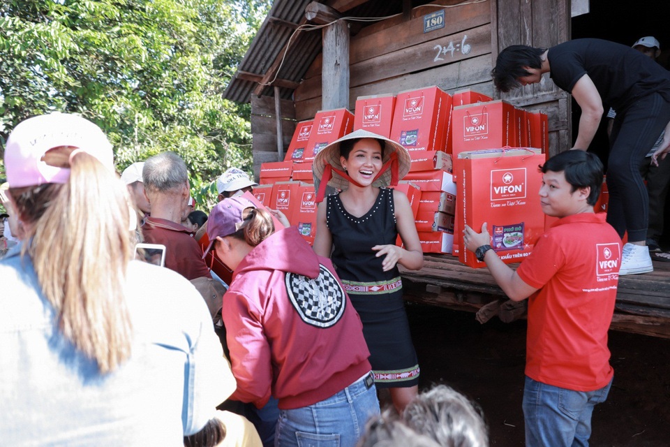 “H’Hen Niê mang hương sắc Việt vươn xa thế giới - 3 H’Hen Niê tươi cười rạng rỡ cùng Vifon trao tặng quà cho người dân