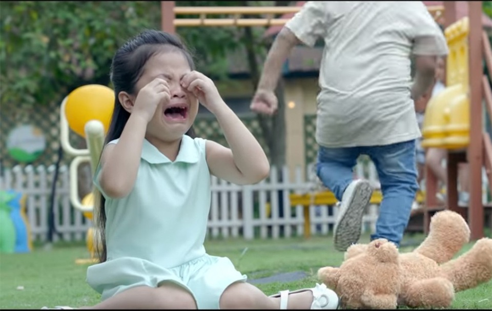 Dư luận phản ứng trái chiều về cách dạy con của Phạm Quỳnh Anh - 3 Thậm chí, một người mẹ đã “ngó lơ” khi con bị bạn cùng lớp ăn hiếp. Dù phía sau cách dạy con đó, các đứa bé đều tự mình vượt qua những khó khăn để tự lập dù còn khá nhỏ tuổi.