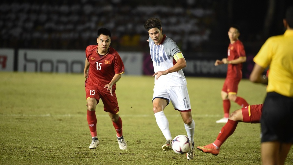 
Phil Younghusband (giữa), đội trưởng tuyển Philippines được sinh ra ở Anh và từng được đào tạo ở Chelsea
