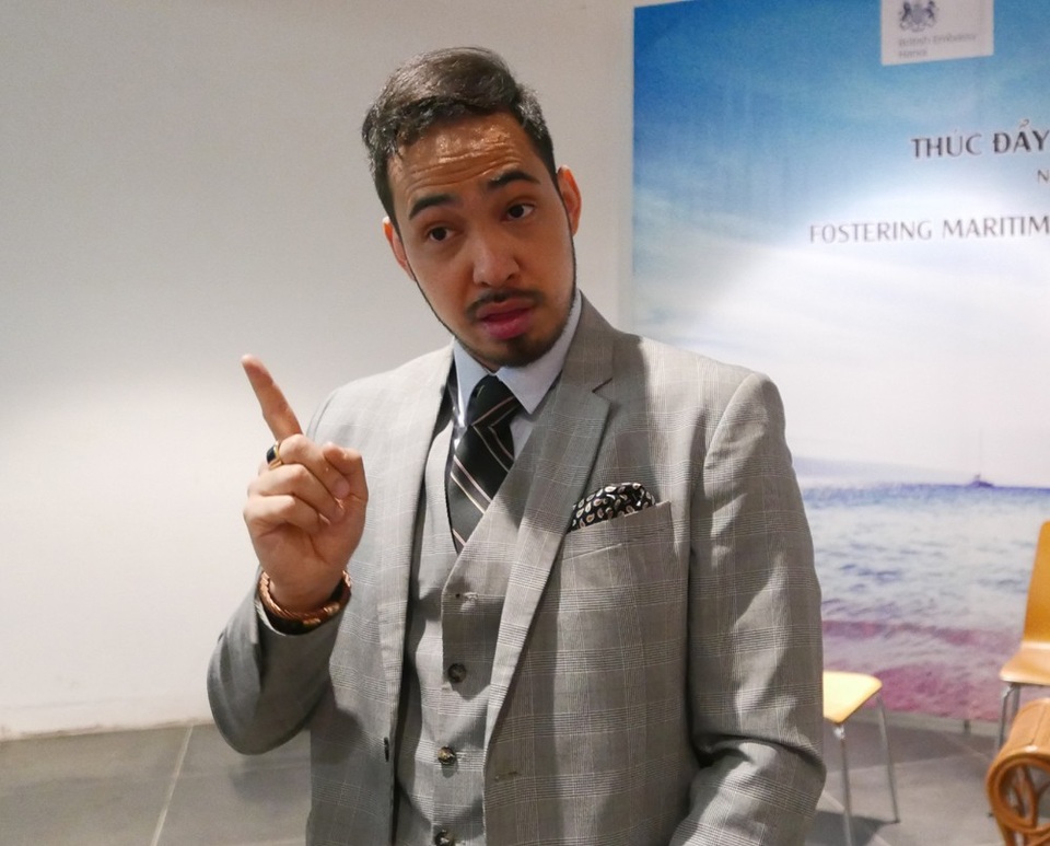 Chuyên gia: Trung Quốc “nuốt lời hứa” ở Biển Đông - 1
Học giả Richard Heydarian trao đổi với báo chí bên lề hội thảo ngày 4/12 (Ảnh: An Bình)