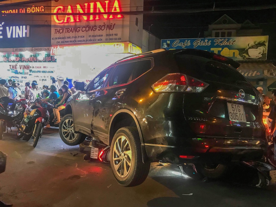 
Chiếc xe chồm lên nhiều xe máy
