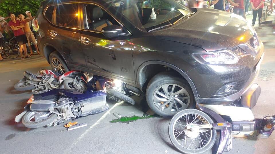 Ô tô tông hàng loạt xe máy, 4 người bị thương - 3