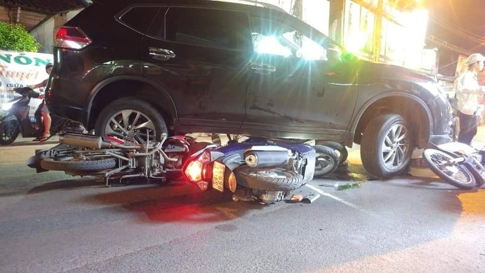 Ô tô tông hàng loạt xe máy, 4 người bị thương - 1