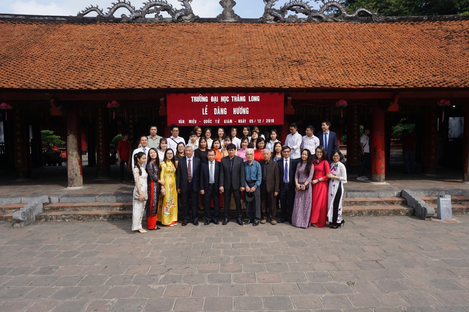 Trường ĐH Thăng Long dâng hương tại Văn Miếu - Quốc Tử Giám nhân kỷ niệm 30 năm thành lập - 2