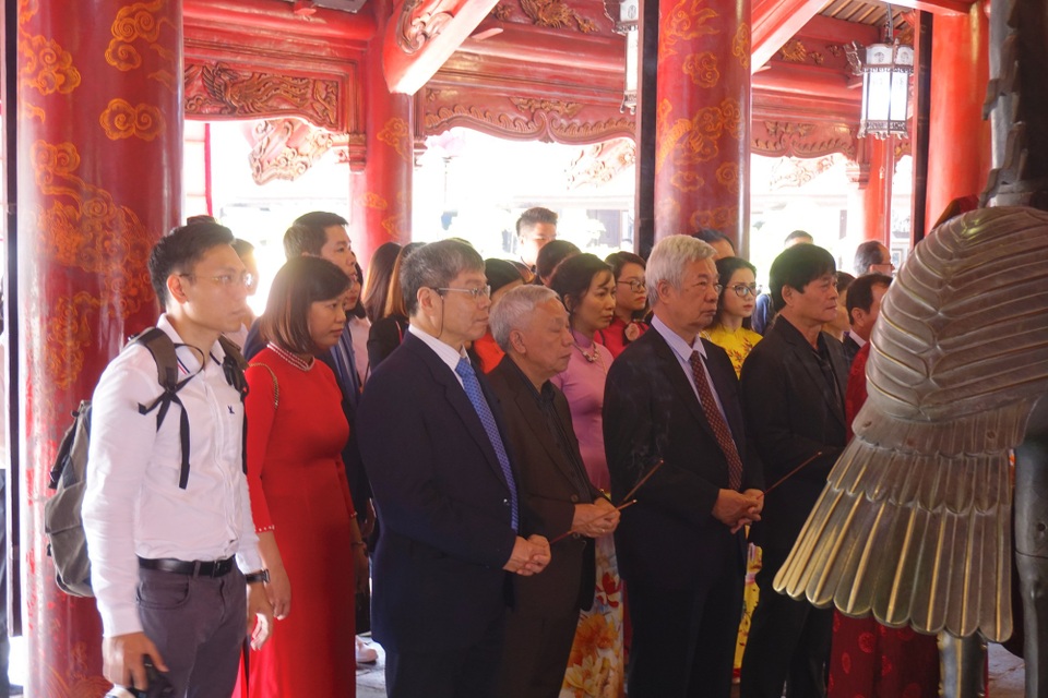 
Thầy và trò trường ĐH Thăng Long dâng hương tại Văn Miếu Quốc Tử Giám - Hà Nội
