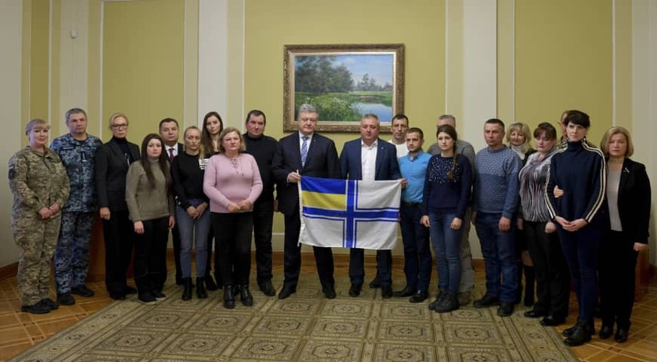 Ông Putin tiết lộ lý do “phớt lờ” điện đàm với Tổng thống Ukraine - 2
Tổng thống Poroshenko (giữa) và người thân của các thủy thủ bị Nga bắt giữ gặp mặt tại Kiev ngày 4/12. (Ảnh: AP)