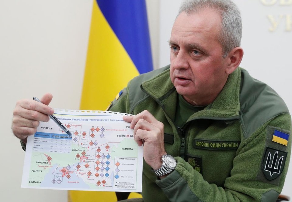 Ukraine nói dàn xe tăng Nga cách biên giới chỉ 18 km - 1
Tướng Viktor Muzhenko công bố các tài liệu trong cuộc phỏng vấn với Reuters ngày 4/12. (Ảnh: Reuters)