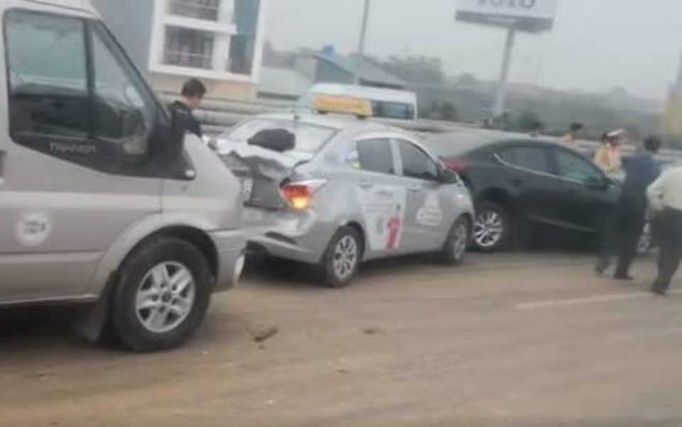 Hà Nội: Truy tìm xe rải bùn đất trên đường khiến 4 ô tô tông nhau - 1 Lòng đường bất ngờ xuất hiện đống bùn đất đã khiến 4 xe ô tô va chạm liên hoàn.