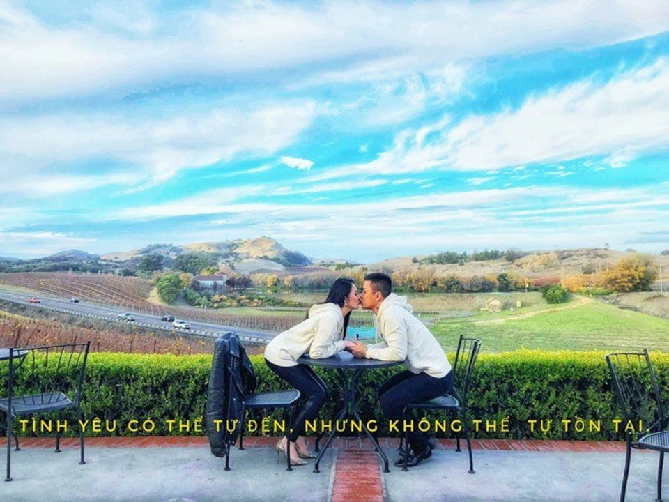 Tuấn Hưng ngọt ngào “khoá môi” bà xã và tâm sự: Tình yêu có thể tự đến, nhưng không thể tự tồn tại. Nhiều người mừng cho Tuấn Hưng vì sau hàng loạt sự cố không mong muốn của năm 2018 thì nam ca sĩ cũng đã có những phút giây thư thái bên một nửa của mình.