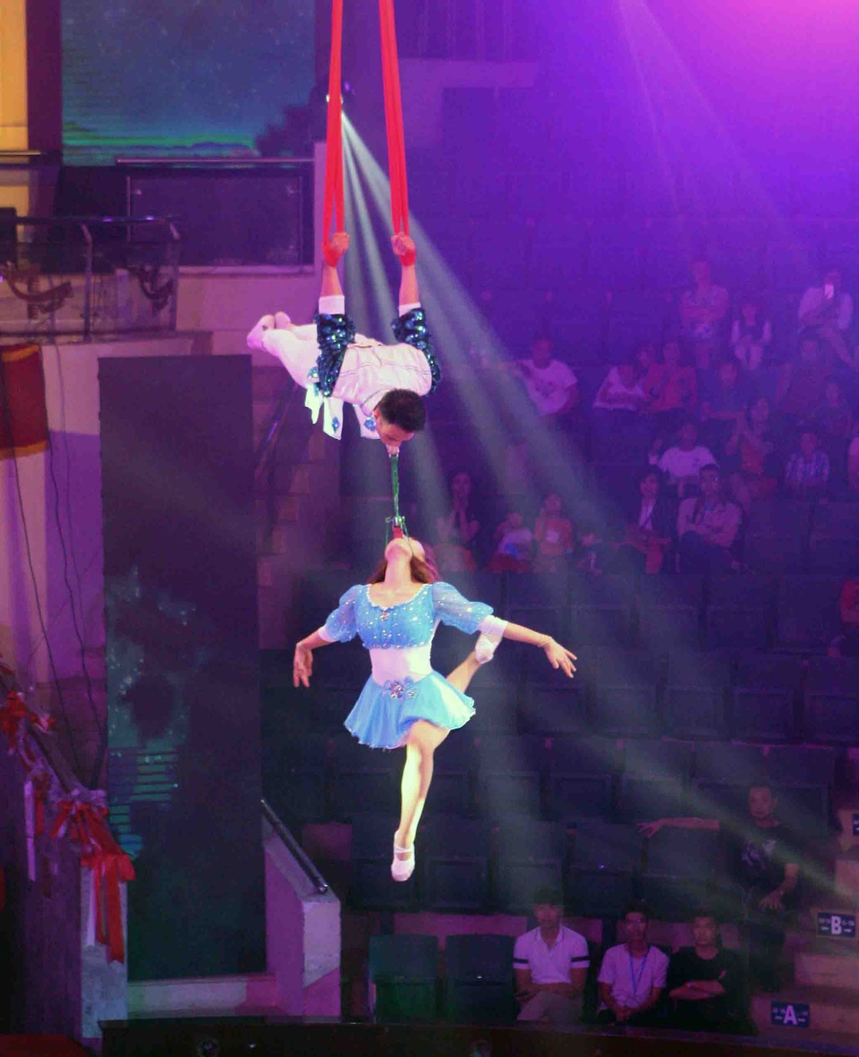 Phần nghệ thuật chào mừng gây ấn tượng khi kết hợp ca múa nhạc và xiếc....