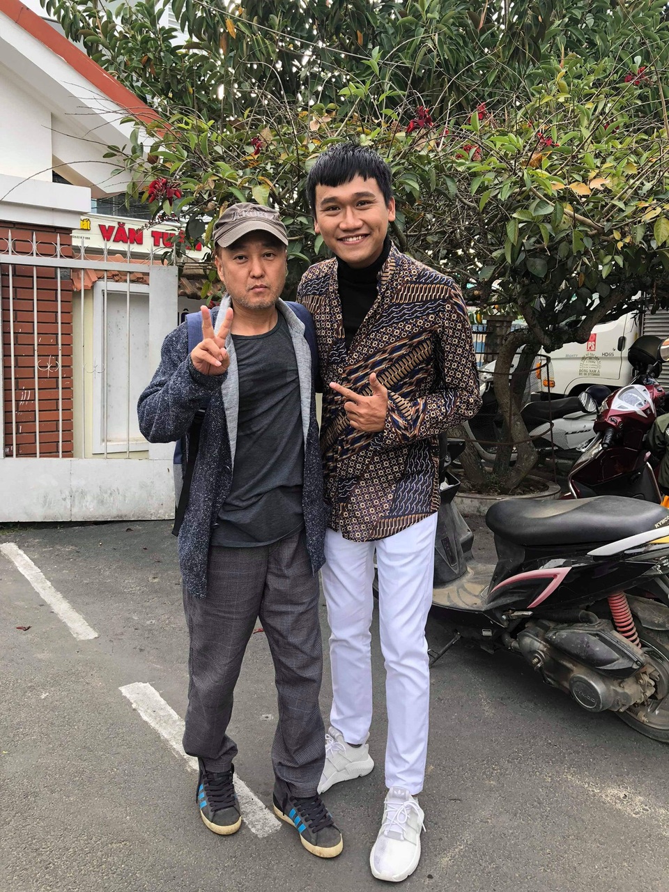 Phim có tài tử xứ Hàn Han Jae Suk đóng phải tạm dừng vì vỡ nợ? - 3 Xuân Nghị và đạo diễn Park Hee Jun chụp trước bối cảnh quay phim. Ảnh: FBNV.