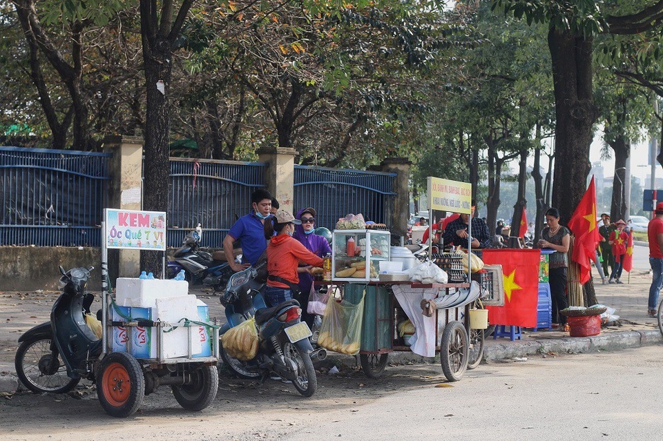 Tiểu thương “hốt bạc” nhờ các dịch vụ ăn theo bóng đá ở sân Mỹ Đình - 1 Các dịch vụ kinh doanh mọc lên như nấm, phục vụ cổ động viên AFF Cup
