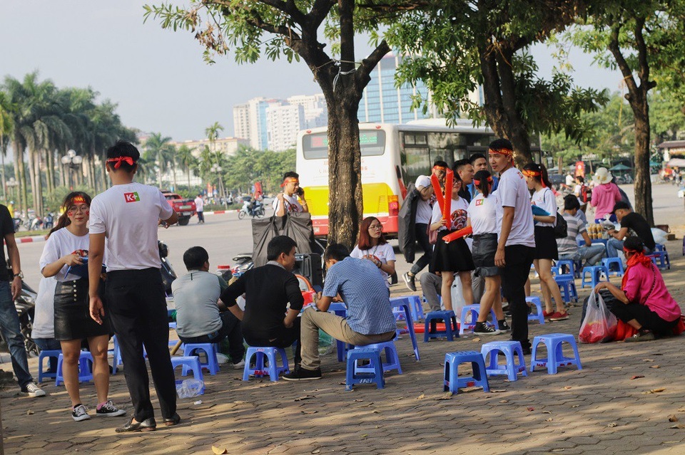 Tiểu thương “hốt bạc” nhờ các dịch vụ ăn theo bóng đá ở sân Mỹ Đình - 3
Từ 1 giờ chiều, hàng quán xung quanh SVĐ Mỹ Đình đã chật kín người.