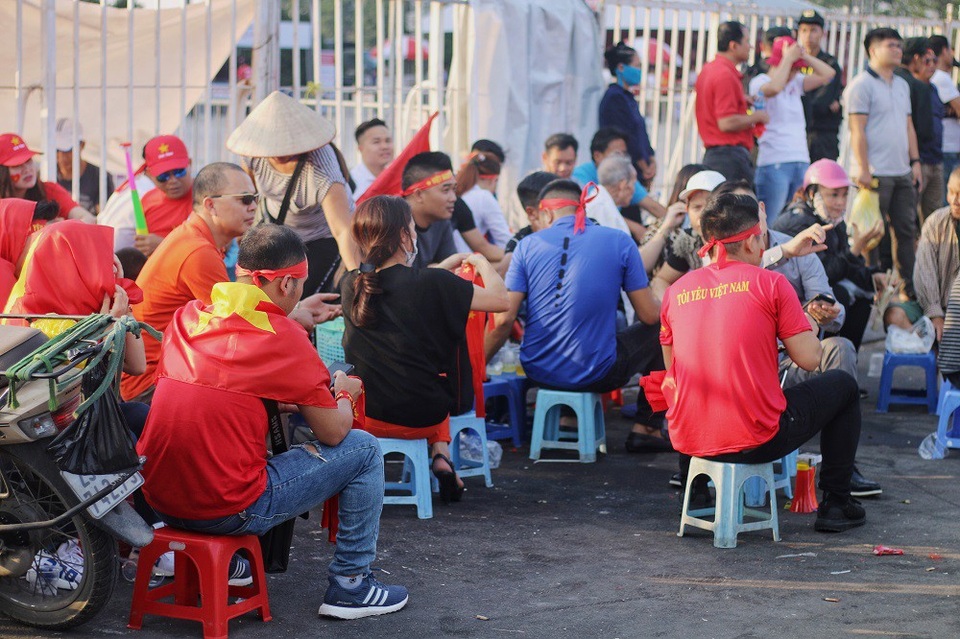 Tiểu thương “hốt bạc” nhờ các dịch vụ ăn theo bóng đá ở sân Mỹ Đình - 2 Tiểu thương “hốt bạc” nhờ các dịch vụ ăn theo bóng đá ở sân Mỹ Đình - 2