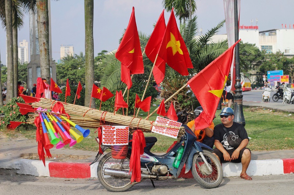 Tiểu thương “hốt bạc” nhờ các dịch vụ ăn theo bóng đá ở sân Mỹ Đình - 4 Sản phẩm cổ động bóng đá được bán nhiều nhất khu vực ngoài sân.