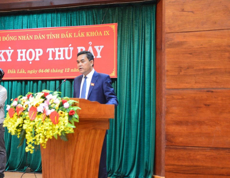 “Tinh giản biên chế đến mức không có giáo viên để dạy là không thỏa đáng” - 1
Ông Y Biêr Niê - Phó Bí thư Tỉnh ủy, Chủ tịch HĐNĐ tỉnh Đắk Lắk phát biểu liên quan đến việc ngành giáo dục đang thiếu giáo viên.