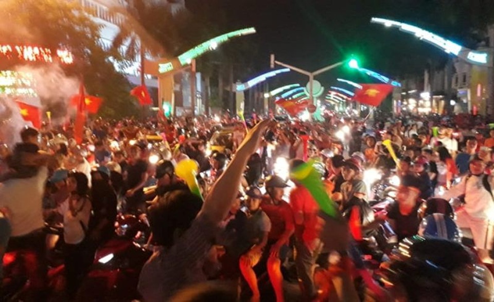 Lắp màn hình cỡ lớn để cổ vũ đội tuyển Việt Nam tại trận chung kết lượt về - 1 Người hâm mộ bóng đá xứ Thanh ăn mừng chiến thắng của đội tuyển Việt Nam.