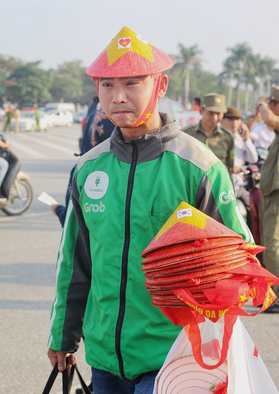 Tiểu thương “hốt bạc” nhờ các dịch vụ ăn theo bóng đá ở sân Mỹ Đình - 5 Những hình ảnh dễ dàng bắt gặp tại khu vực sân vận động Mỹ Đình chiều nay.