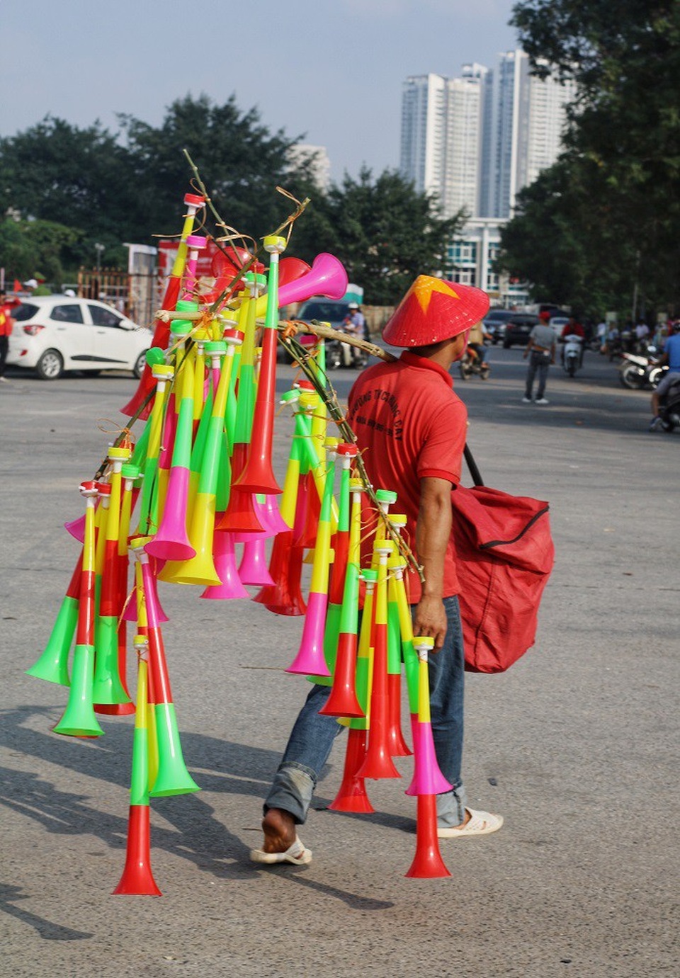 Tiểu thương “hốt bạc” nhờ các dịch vụ ăn theo bóng đá ở sân Mỹ Đình - 6 Giá các mặt hàng thường tăng gấp đôi, gấp 3 so với ngày bình thường.
