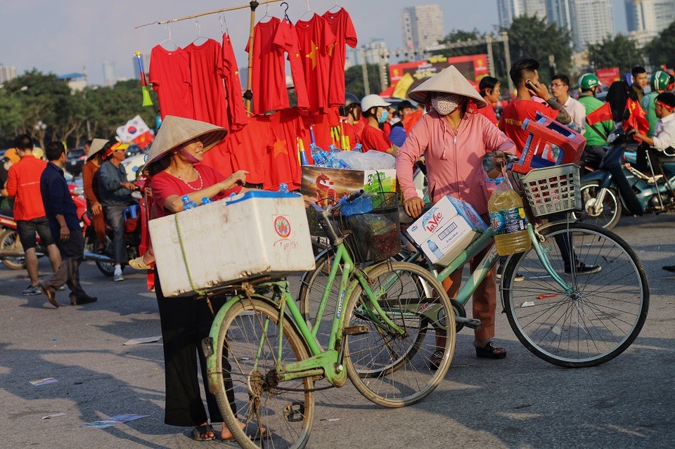 Tiểu thương “hốt bạc” nhờ các dịch vụ ăn theo bóng đá ở sân Mỹ Đình - 7
Chỉ với chiếc xa đạp cùng thùng nước nhỏ phía sau như thế này, tiểu thương dễ dàng hốt bạc chỉ trong một buổi chiều.