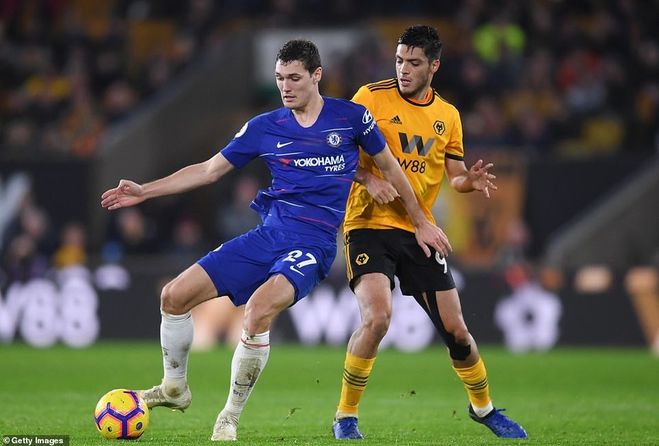 Wolves 2-1 Chelsea: Bốn phút oan nghiệt - 3
Pha cắt bóng của hậu vệ Christensen (trái) bên phía Chelsea