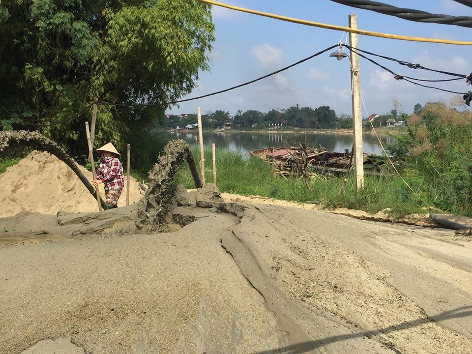 Ngang nhiên chiếm hàng trăm m2 đất để lập bãi cát trái phép tại Hà Tĩnh - 1 Cát đang được bơm lên từ thuyền. Tất cả các hoạt động diễn ra công khai, rầm rộ