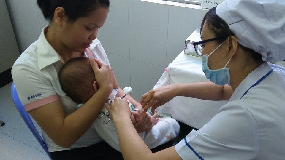 Ông bà “cấm” chích sởi, bé 2 tuổi viêm não nguy kịch - 2 Chích ngừa là giải pháp hiệu quả để bảo vệ trẻ trước bệnh sởi