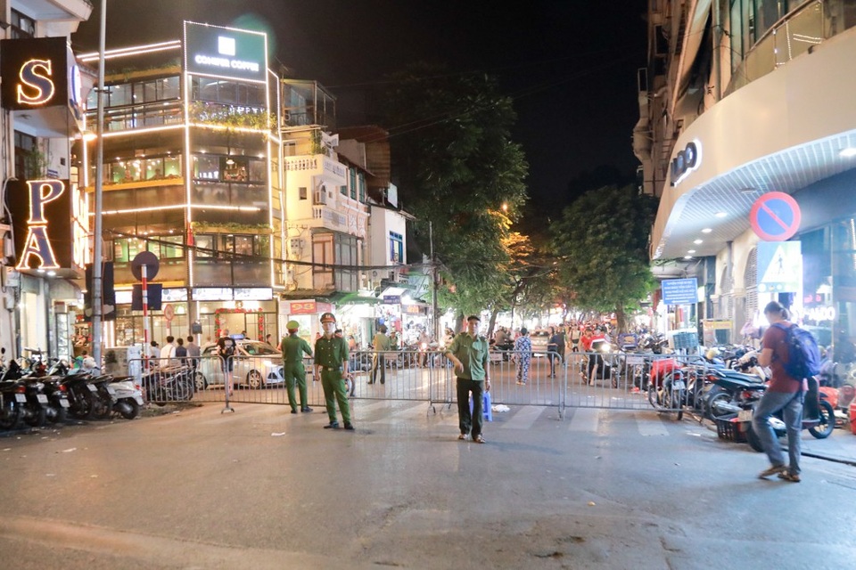 Hà Nội: Cấm các ngả đường dẫn vào hồ Hoàn Kiếm - 5 Phố Cầu Gỗ được rào và an ninh thắt chặt.