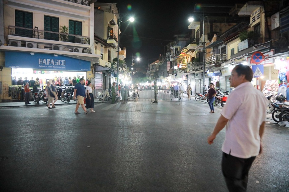 Hà Nội: Cấm các ngả đường dẫn vào hồ Hoàn Kiếm - 4 Tương tự đường Hàng Đào cũng được rào chắn.