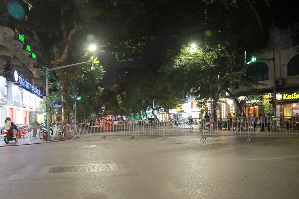 Hà Nội: Cấm các ngả đường dẫn vào hồ Hoàn Kiếm - 3 Đoạn đường Hàng Khay giao Bà Triệu được lực lượng dùng rào sắt để ngăn đường.