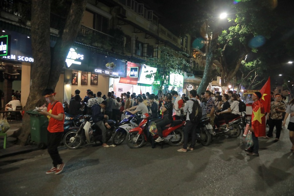 Hà Nội: Cấm các ngả đường dẫn vào hồ Hoàn Kiếm - 11 Nhiều người đang theo dõi trận đấu Việt Nam gặp Philippines trong khu vực rào chắn.