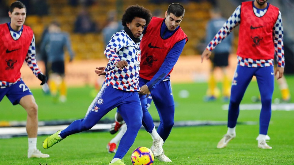 Nhìn lại trận thua thứ hai của Chelsea ở Premier League - 2
Các cầu thủ Chelsea khởi động ở Molineux trước giờ bóng lăn. Mặc dù khen ngợi nhiều cho Wolves nhưng HLV Sarri lại không tung ra đội hình mạnh nhất khi làm khách trên sân đội bóng này, rõ ràng giữa tuyên bố và đánh giá của chiến lược gia người Italia có một khoảng cách lớn