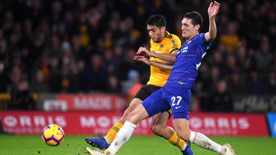 Nhìn lại trận thua thứ hai của Chelsea ở Premier League - 10
Christensen trong lần hiếm hoi được ra sân dưới triều đại Sarri đã không thể hiện được mình, anh quá chậm trong tình huống ngăn cản Jimenez dứt điểm. Thủ thành Arrizabalaga cũng mắc lỗi trong nhận định khi đáng ra phải cản bóng bằng chân thì anh lại đổ người và không kịp cản phá