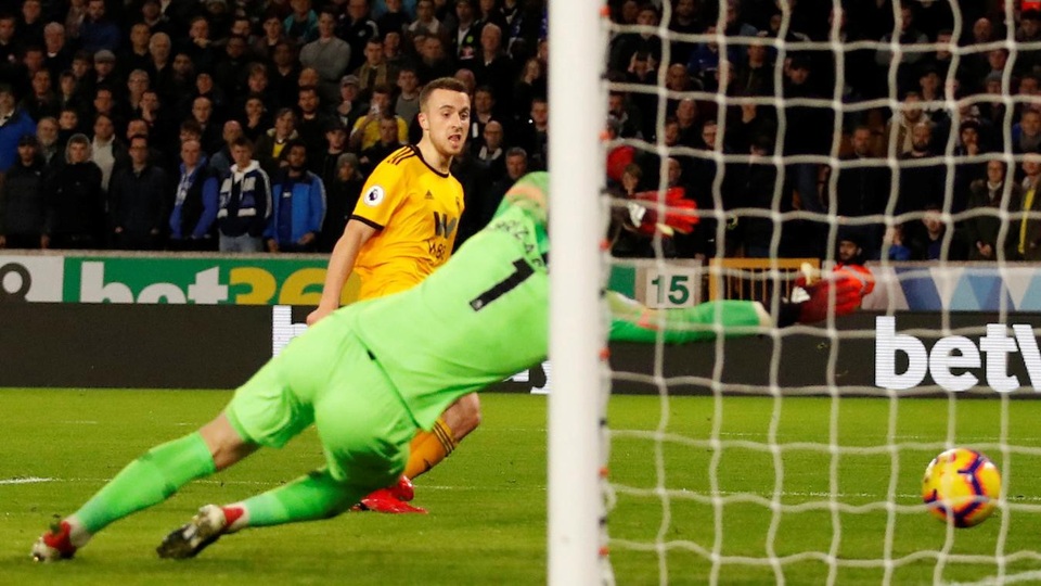 Nhìn lại trận thua thứ hai của Chelsea ở Premier League - 12
Hàng thủ của Chelsea chơi như nghiệp dự, họ để mắc Jota ghi bàn khi cho rằng cầu thủ đối phượng phạm lỗi với Willian trong khi trọng tài không cắt còi