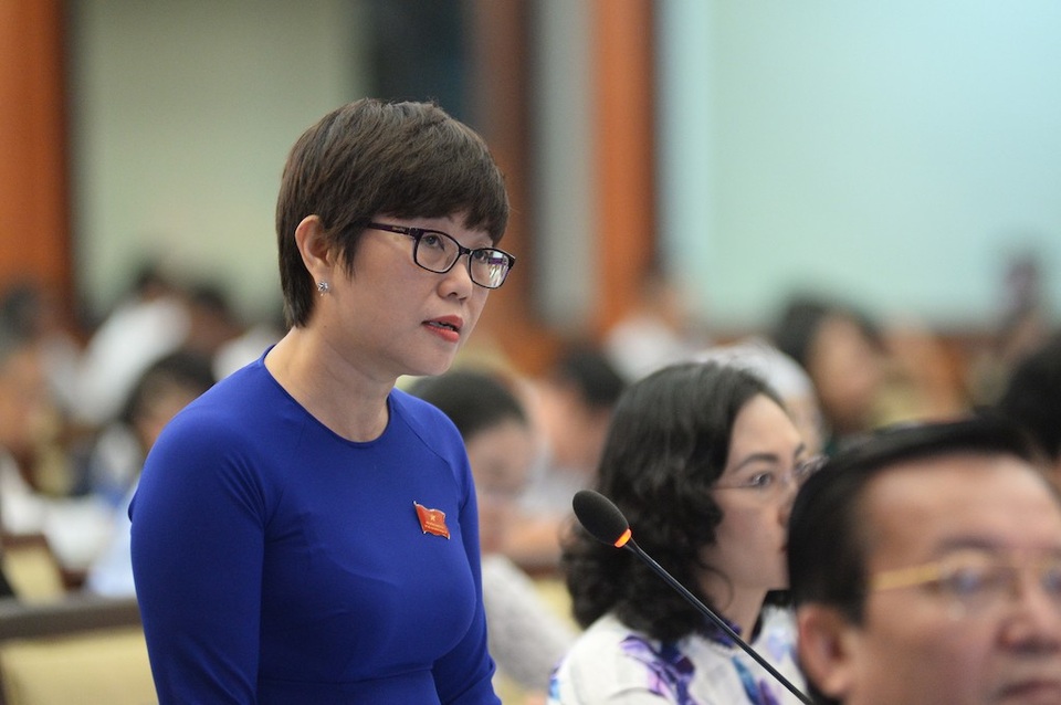 Sốc với công nghệ lừa gạt tại phòng khám Trung Quốc - 1
Một lần nữa, đại biểu Nguyễn Thị Tố Trâm đề nghị Sở Y tế nói về việc xử lý sai phạm tại phòng khám Trung Quốc. Đại biểu Trâm đã đề cập vấn đề này trong nhiều kỳ họp gần đây