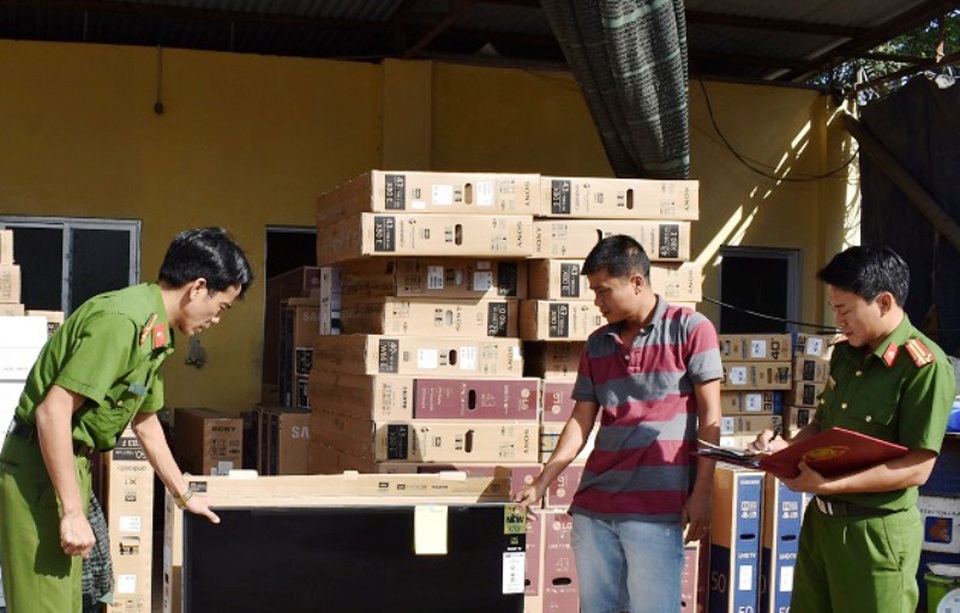 Bắt giữ lô hàng “lậu” trị giá 1,8 tỷ đồng - 2 Hơn 100 chiếc ti vi lậu được chuyển từ TP. Hồ Chí Minh ra Hà Nội tiêu thụ bị bắt giữ.